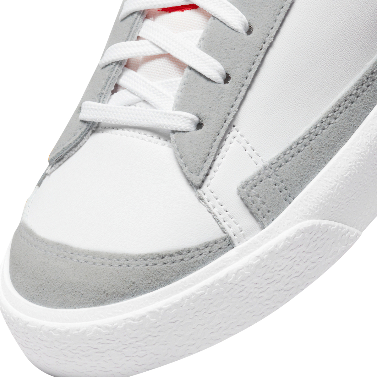 nike blazer low flyleather